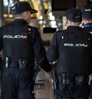 Agentes de la Policía Nacional de España, cuerpo que investiga a la red de narcotráfico de hachís