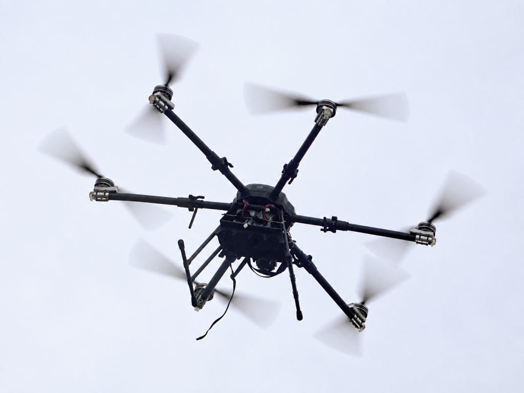 Dron militar en vuelo, símbolo de los ataques con drones ucranianos contra Rusia
