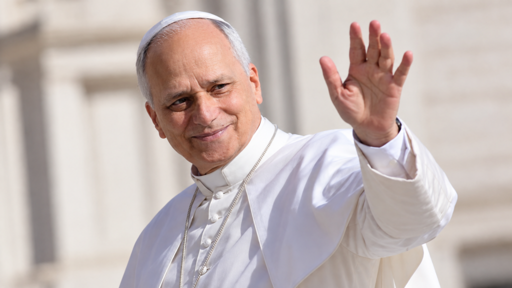 El papa León XIV, que se recupera de una operación de pulmón