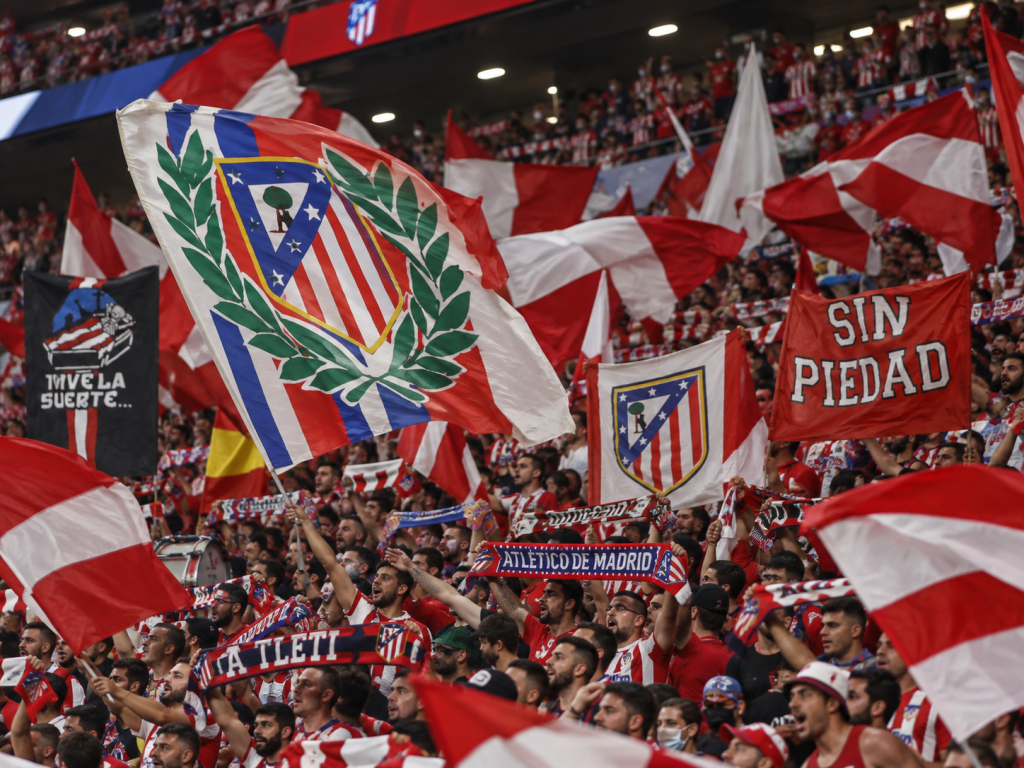 Escudo y equipación del Atlético de Madrid, club que ficha a Tere Abelleira