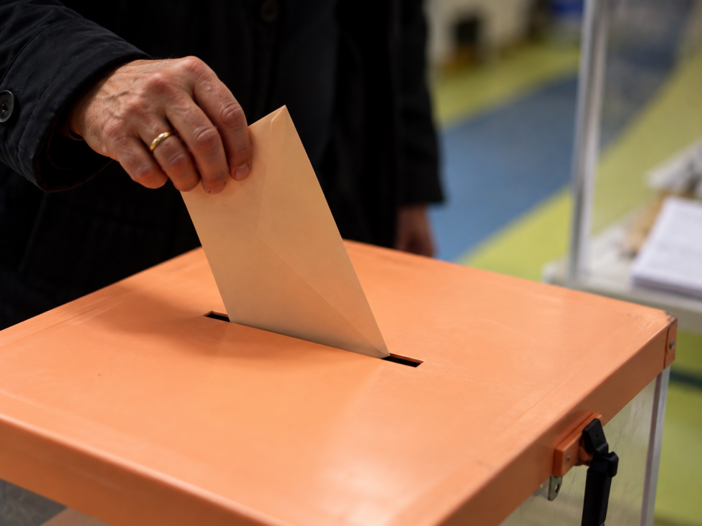 Urnas y papeletas en unas elecciones generales en España