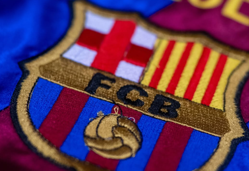 Escudo y estadio del FC Barcelona, anfitrión del Clásico ante el Real Madrid