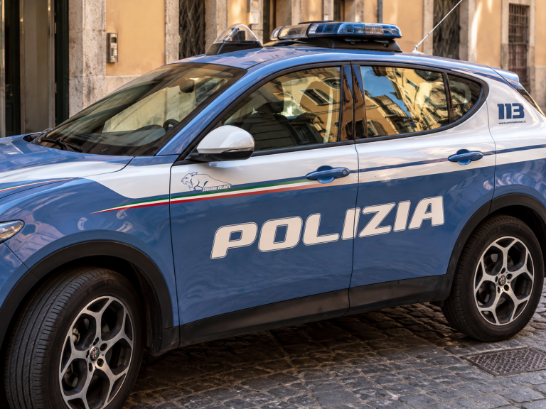 Agentes de la policía italiana en una protesta en Milán