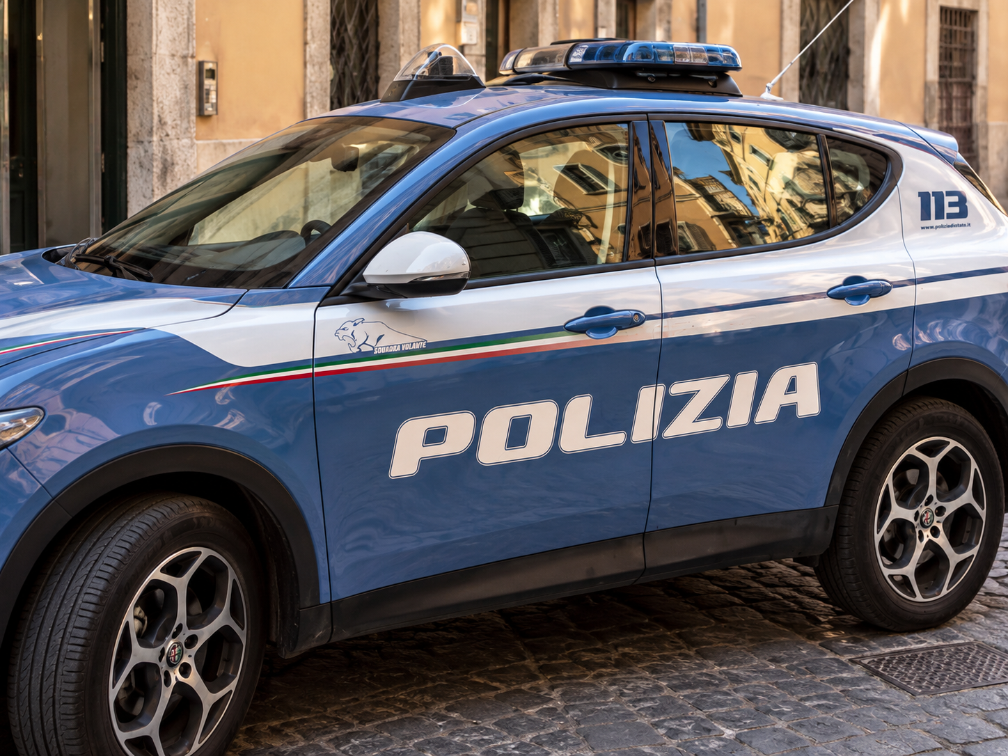 Agentes de la policía italiana en una protesta en Milán