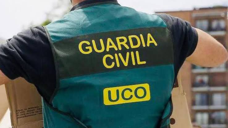 Agentes de la UCO de la Guardia Civil, que investiga la documentación contable del PSOE