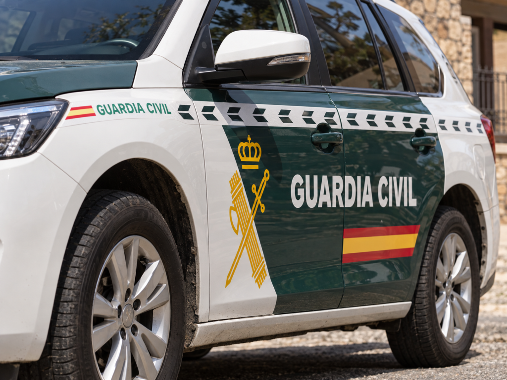 Agentes de la Guardia Civil en una intervención en España